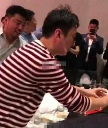 王思聪随礼30万 穿着接地气举杯喝酒毫不逊色