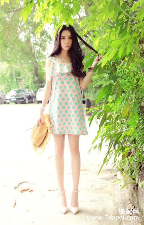 夏天+皮肤太黑 怎么搭配衣服显白？