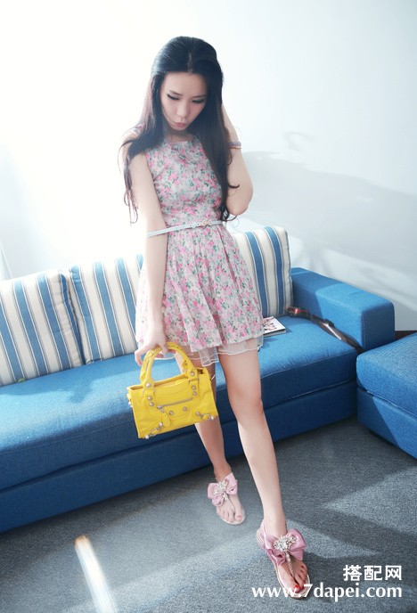 夏天+皮肤太黑 怎么搭配衣服显白？