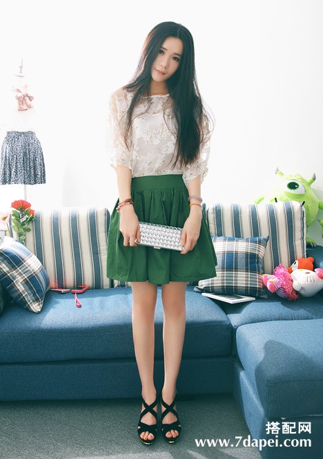 夏天+皮肤太黑 怎么搭配衣服显白？